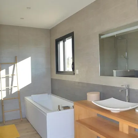Belle Maison Avec Piscine A Debordement Chauffee *