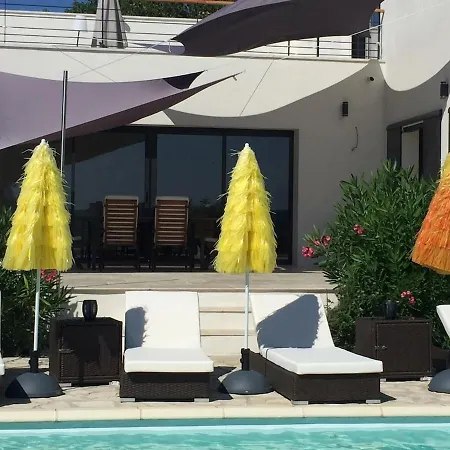 Villa Belle Maison Avec Piscine A Debordement Chauffee Barjac (Gard)