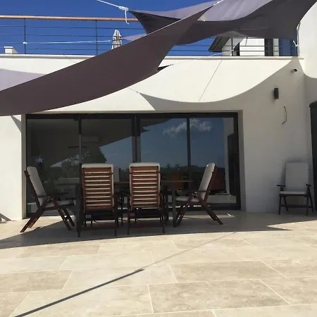 Villa Belle Maison Avec Piscine A Debordement Chauffee *