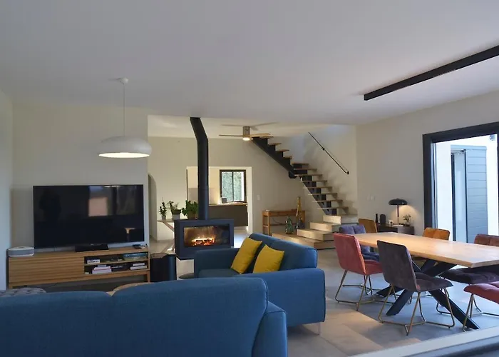 Belle Maison Avec Piscine A Debordement Chauffee